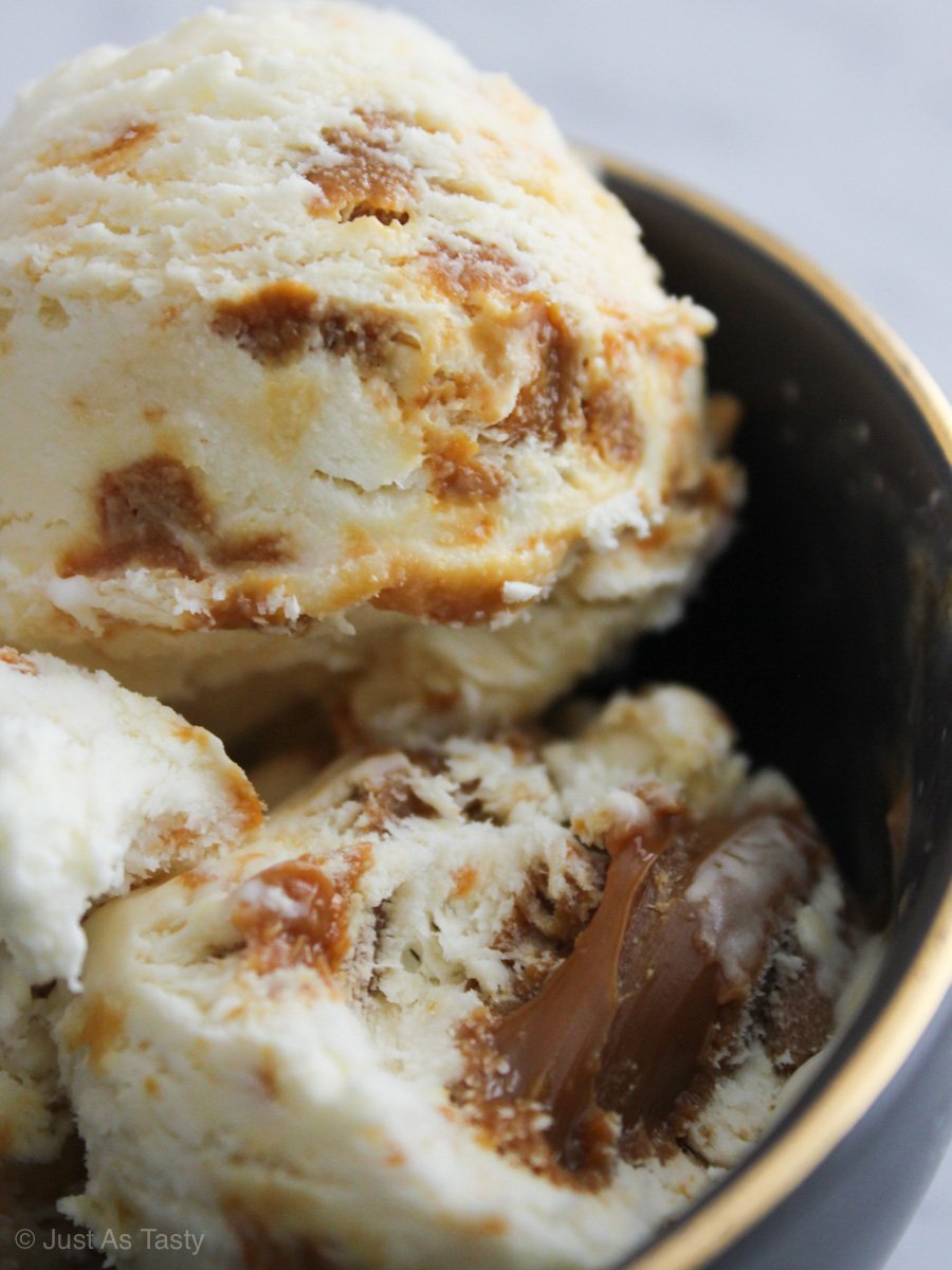 Close-up of salted caramel ice cream without eggs in a grey bowl.