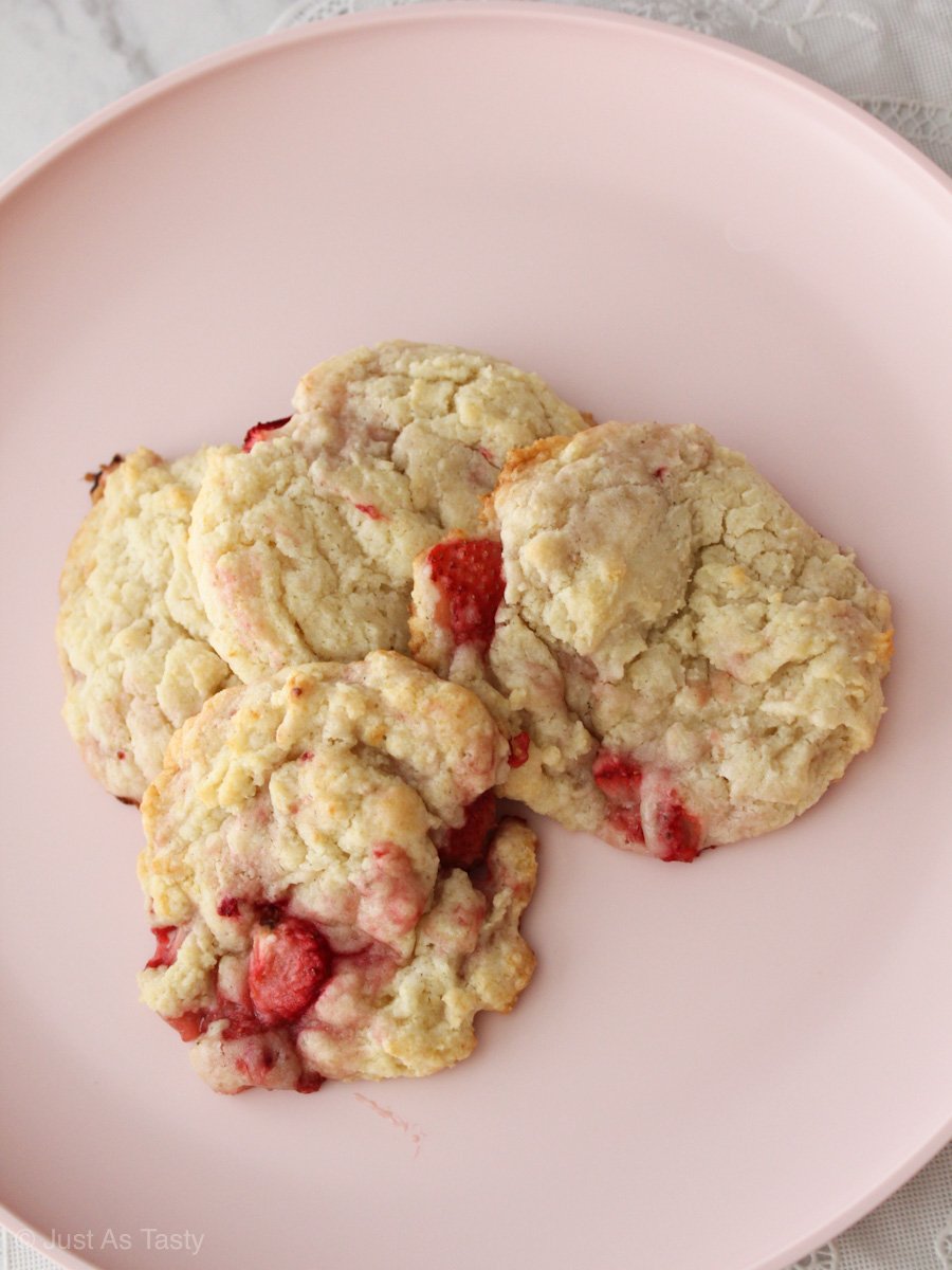 Strawberry cream cheese cookies on a pink plate.
